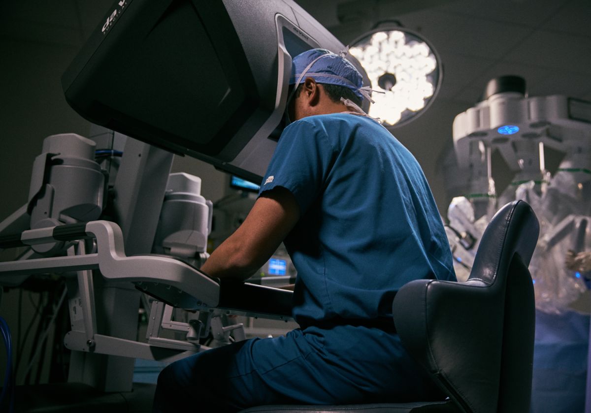 Surgeons at Sumner Regional use the daVinci Xi to perform minimally invasive surgery.